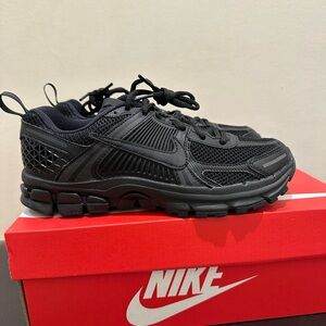 NIB Big Kid GS Nike Zoom Vomero 5 Triple Black HF6998-001